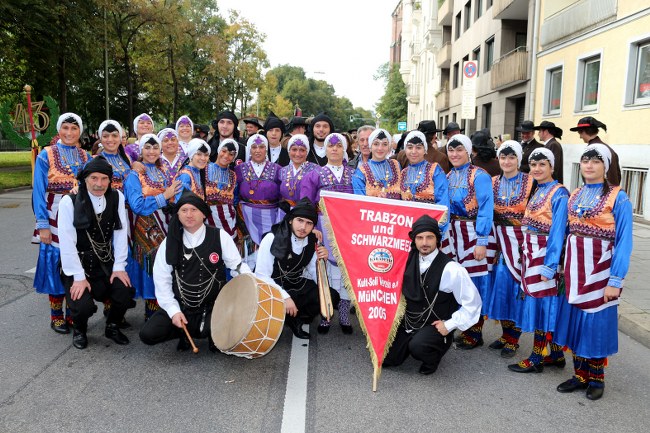 İlk kez bir Türk derneği olarak Trabzon-Karadeniz Kültür ve Dayanışma Derneği folklor ekibi açılış kortejinde yer aldı. 